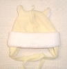 Dětská čepička zavazovací s oušky.
Velikost: 0, 6-9 měsíců. 
Složení materiálu: 100% Polyester.
Barevné provedení: Bíložlutá.