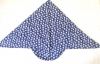 Dětský šatek s kšiltem.
Rozměry: cca 68 x 39 cm.
Složení materiálu: 100% Bavlna.
Barevné provedení: Modrá s květinky.  