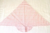 Dětský šatek s kšiltem.
Rozměry: cca 68 x 39 cm.
Složení materiálu: 100% Bavlna.
Barevné provedení: Bílá s červenými srdíčky.   