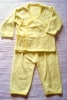 Kojenecká souprava kabátek a kalhoty.
Vel. 9-12 měsíců (74-80).
Barevné provedení: Žlutá.
Složení materiálu: 100% Polyester.