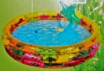 Nafukovací dětský bazén se stříkající Květinou.
Rozměry: cca 153 x 33.
Upozornění: Není určeno pro děti do 3 let.

